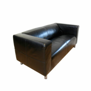 SOFFA, Svart läder med vitt överdrag